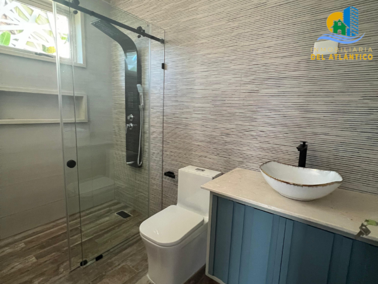 LUXURIOUS MANSION WITH POOL FOR SALE IN THE EXCLUSIVE GATED COMMUNITY OF SANTIAGO