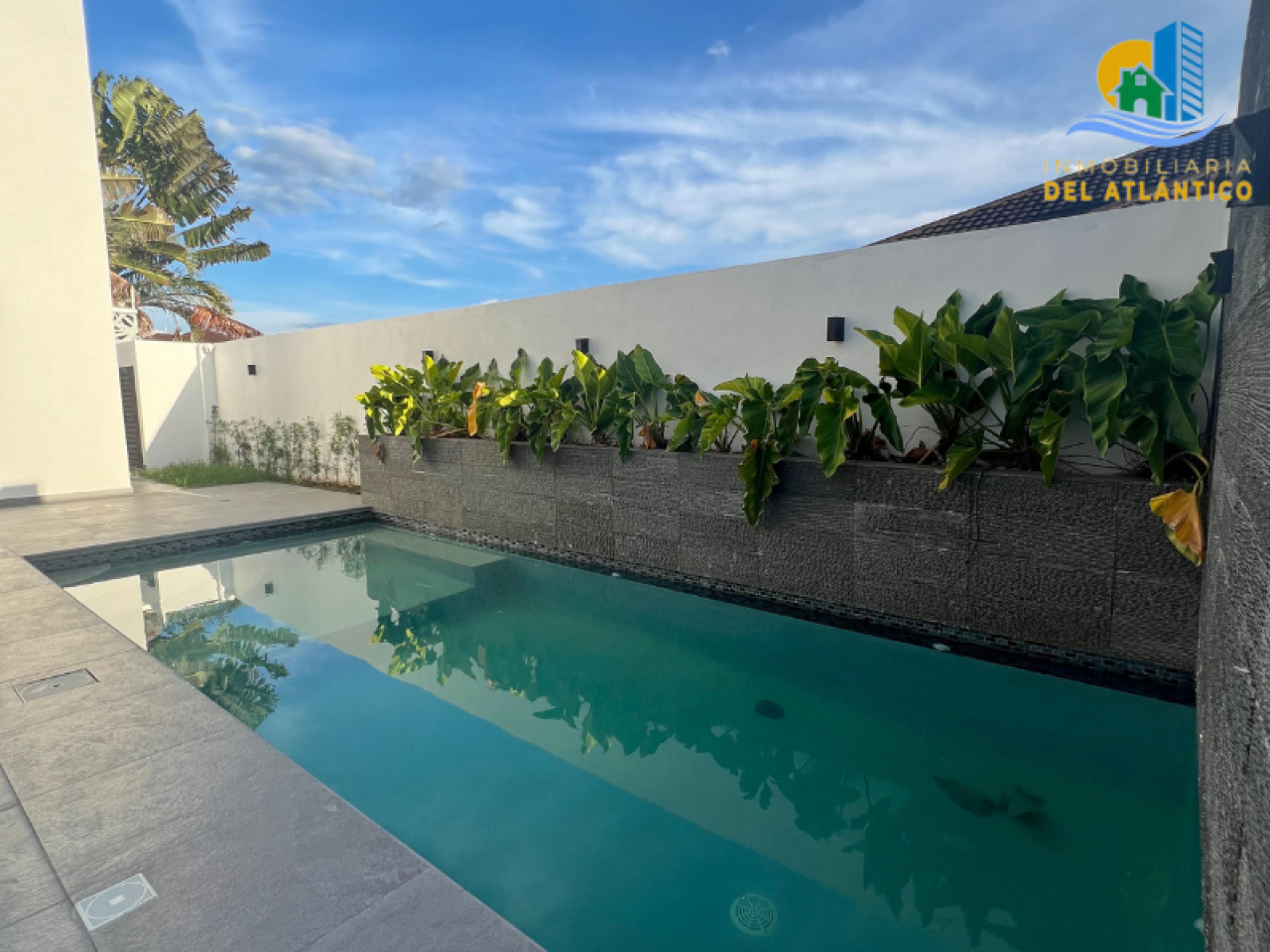 LUXURIOUS MANSION WITH POOL FOR SALE IN THE EXCLUSIVE GATED COMMUNITY OF SANTIAGO