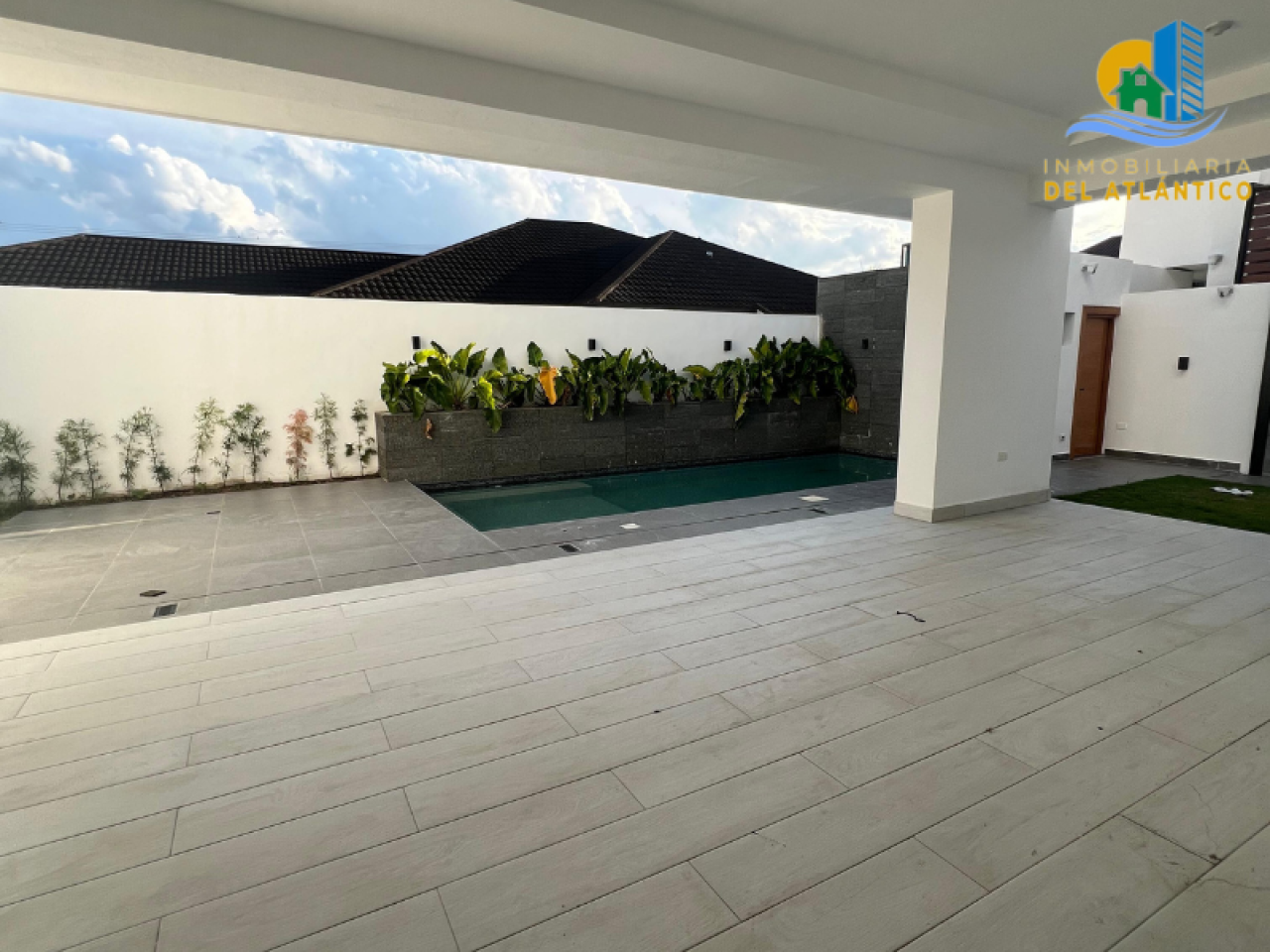 LUXURIOUS MANSION WITH POOL FOR SALE IN THE EXCLUSIVE GATED COMMUNITY OF SANTIAGO