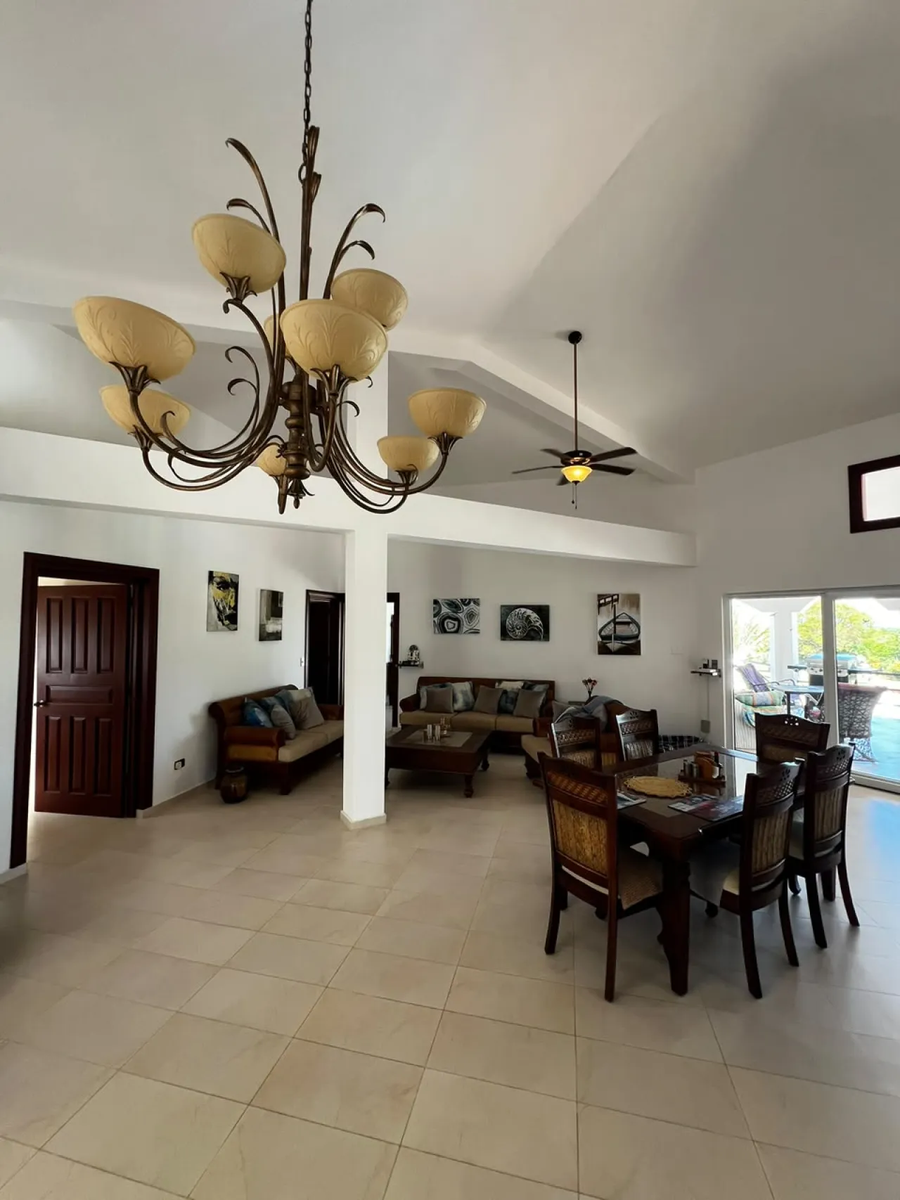 HERMOSA Y ESPACIOSA VILLA CON VISTA AL OCÉANO