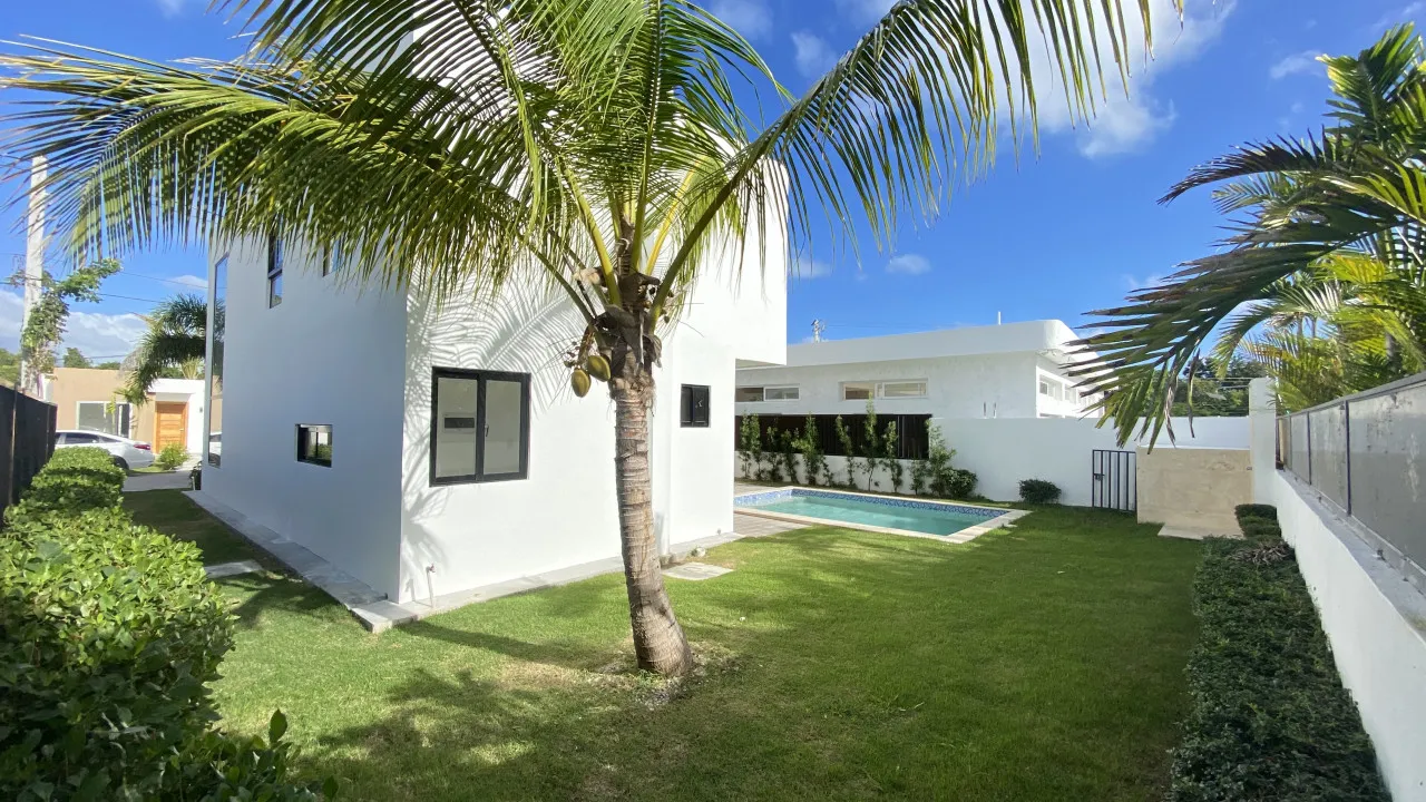 Exclusive Villa for Sale in Bávaro-Punta Cana: Spacious Spaces, 24/7 Security, and Tropical Nature to Live and Enjoy to the Fullest