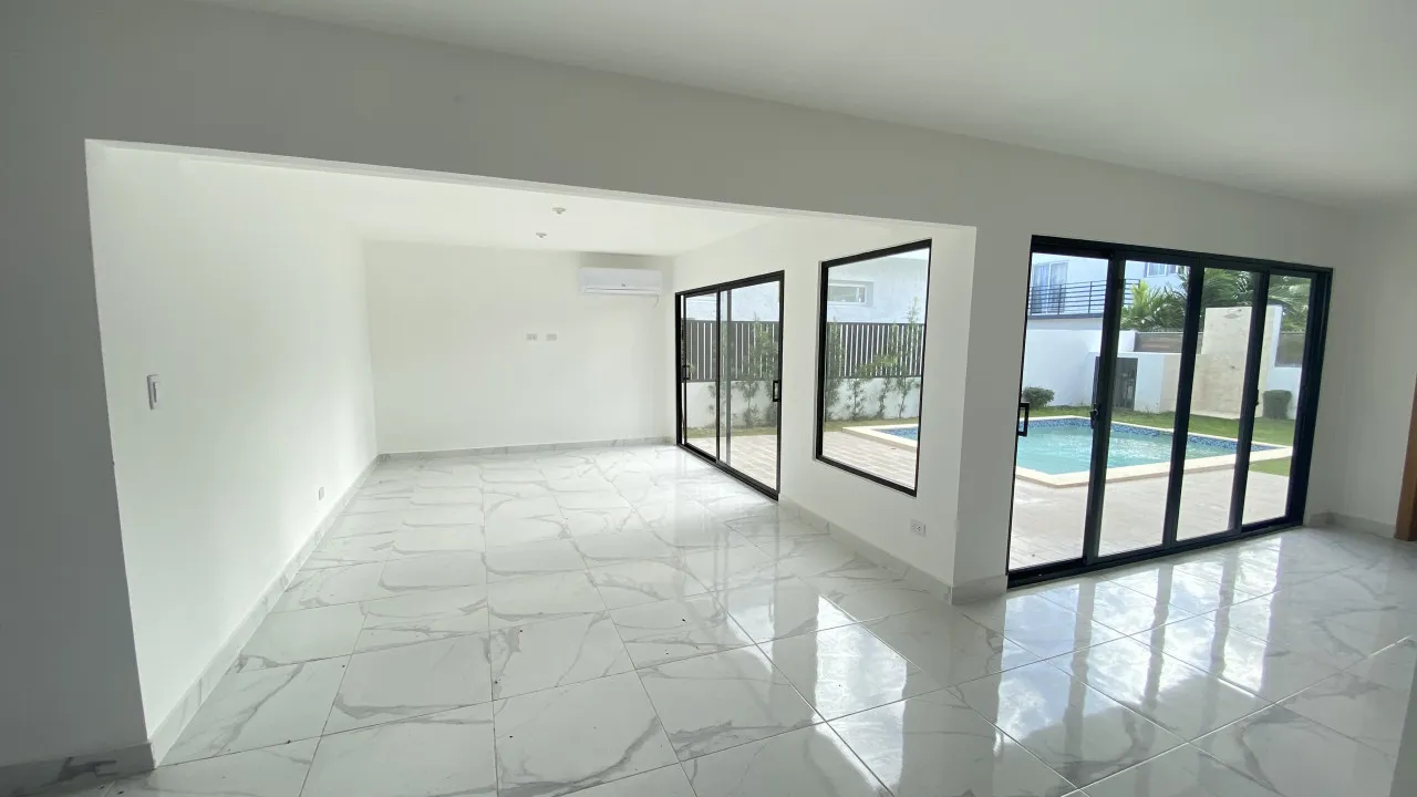 Exclusive Villa for Sale in Bávaro-Punta Cana: Spacious Spaces, 24/7 Security, and Tropical Nature to Live and Enjoy to the Fullest