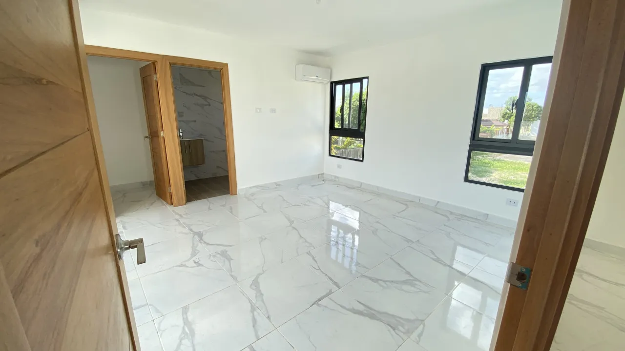 Exclusive Villa for Sale in Bávaro-Punta Cana: Spacious Spaces, 24/7 Security, and Tropical Nature to Live and Enjoy to the Fullest