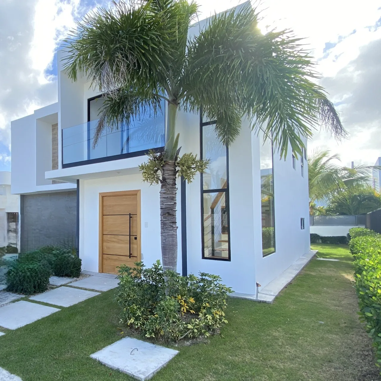 Exclusive Villa for Sale in Bávaro-Punta Cana: Spacious Spaces, 24/7 Security, and Tropical Nature to Live and Enjoy to the Fullest