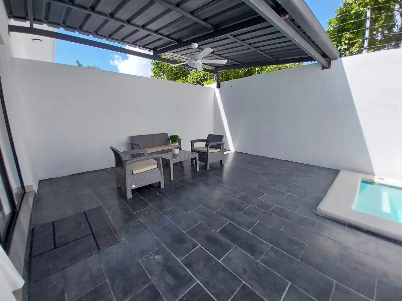Exclusive townhouses for sale with barbecue, pool, and private beach access, 15 minutes from the airport in Punta Cana, Dominican Republic.