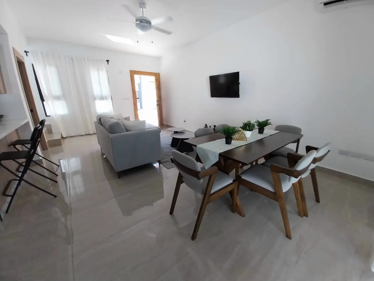 Exclusive townhouses for sale with barbecue, pool, and private beach access, 15 minutes from the airport in Punta Cana, Dominican Republic.