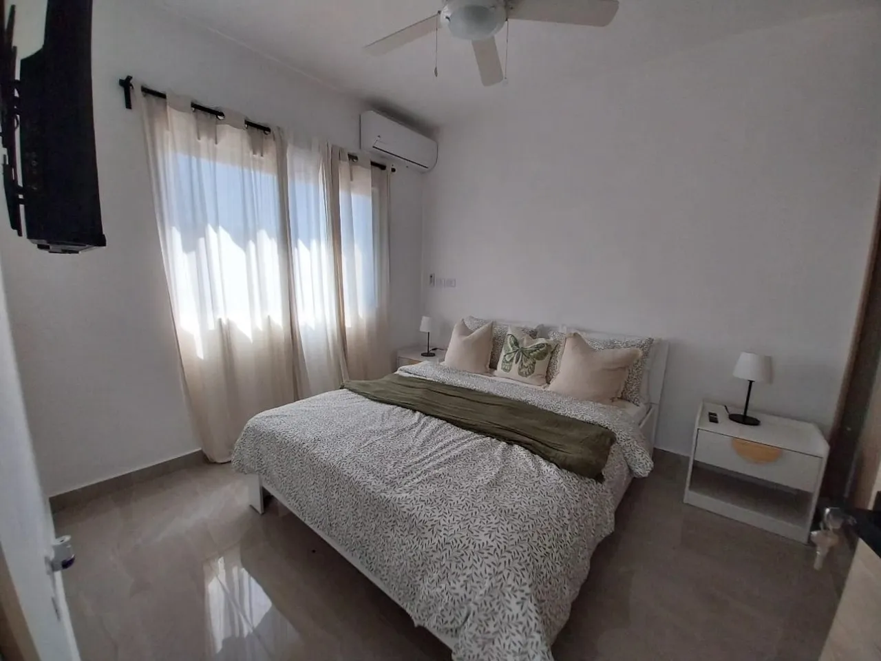 Exclusive townhouses for sale with barbecue, pool, and private beach access, 15 minutes from the airport in Punta Cana, Dominican Republic.
