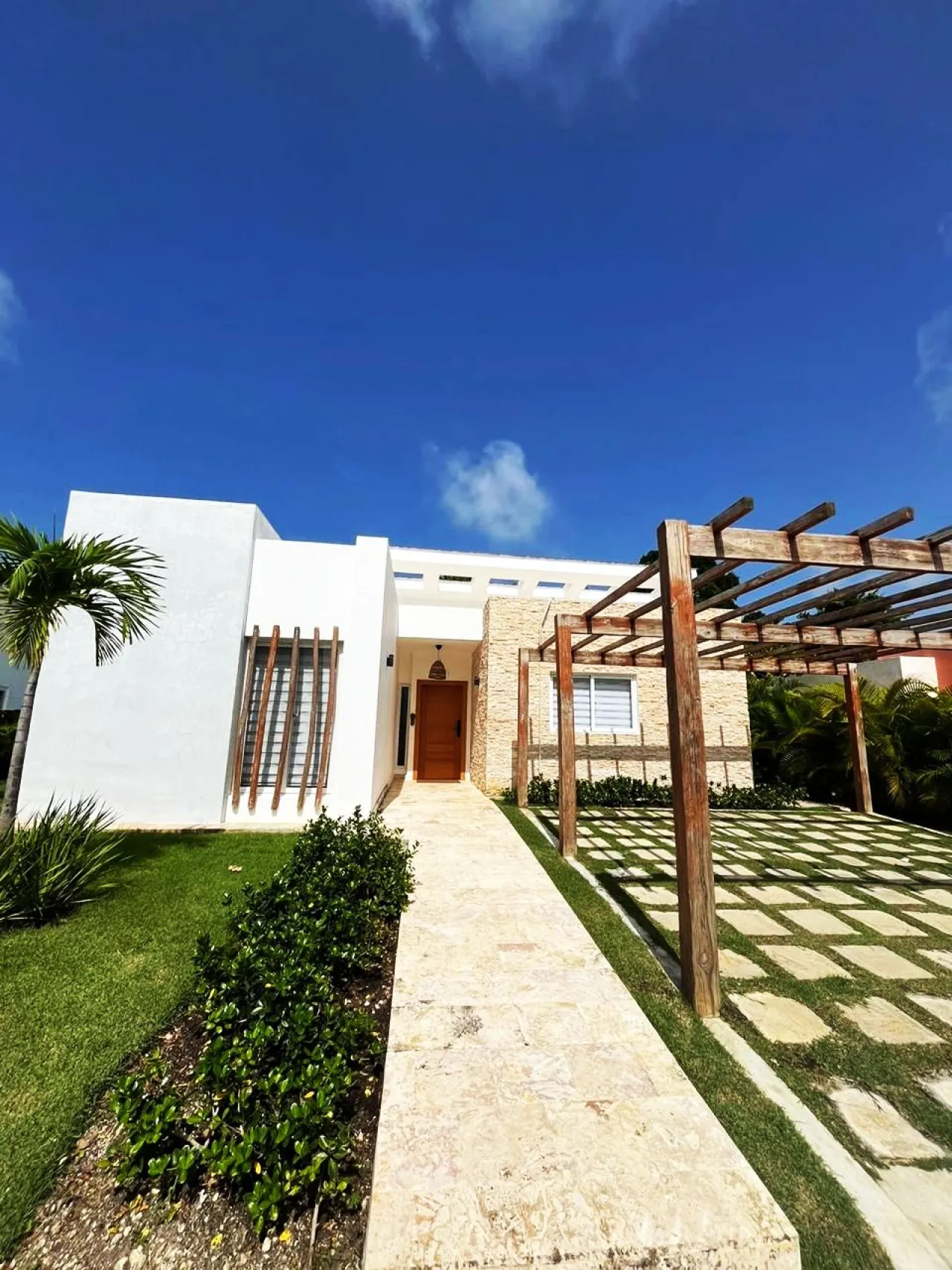 Exclusive Villa for Sale in Bávaro Punta Cana: Prime Location Just 15 Minutes from the Airport and the Best Beaches in the Caribbean