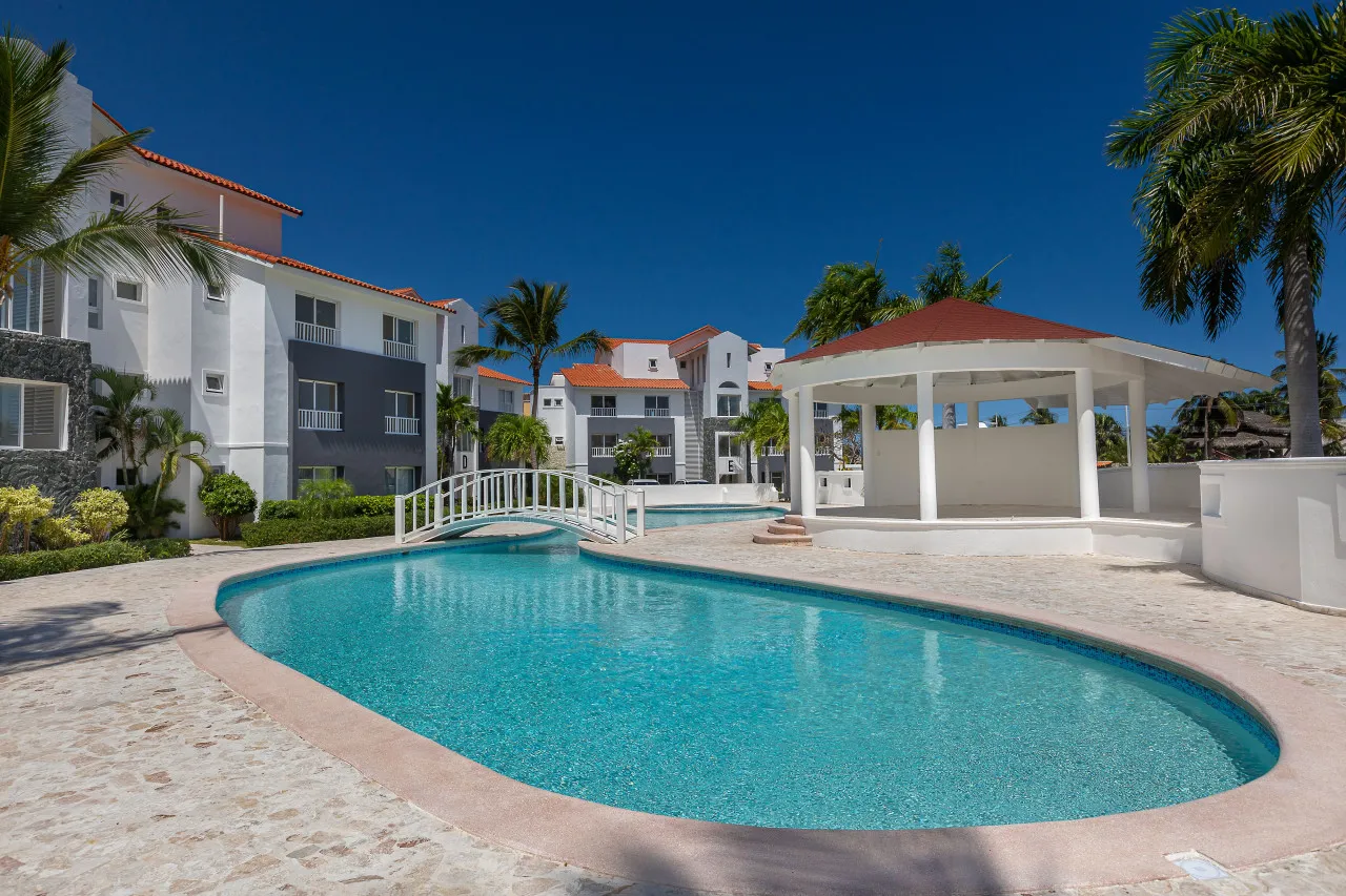 Live just steps from the beach in Bávaro! For Sale: Modern apartments with pool view at White Sands