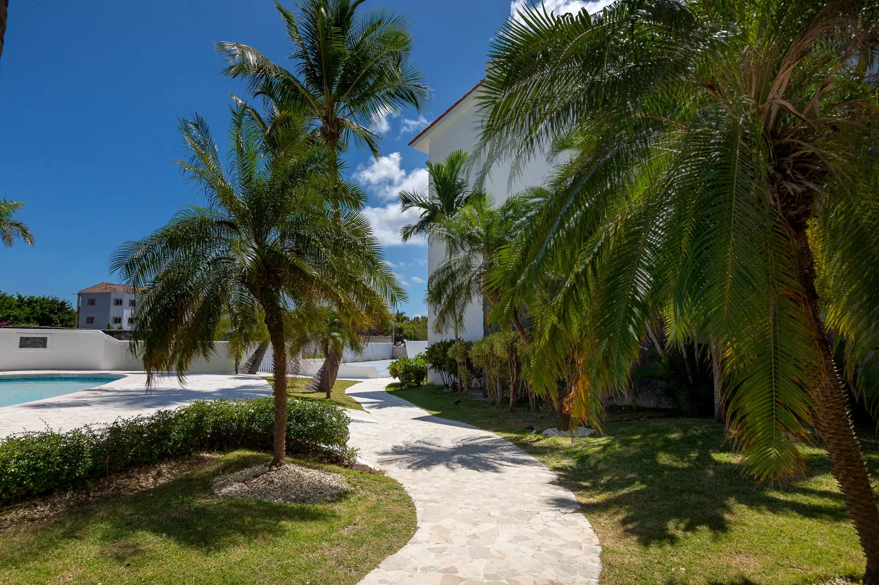 Live just steps from the beach in Bávaro! For Sale: Modern apartments with pool view at White Sands