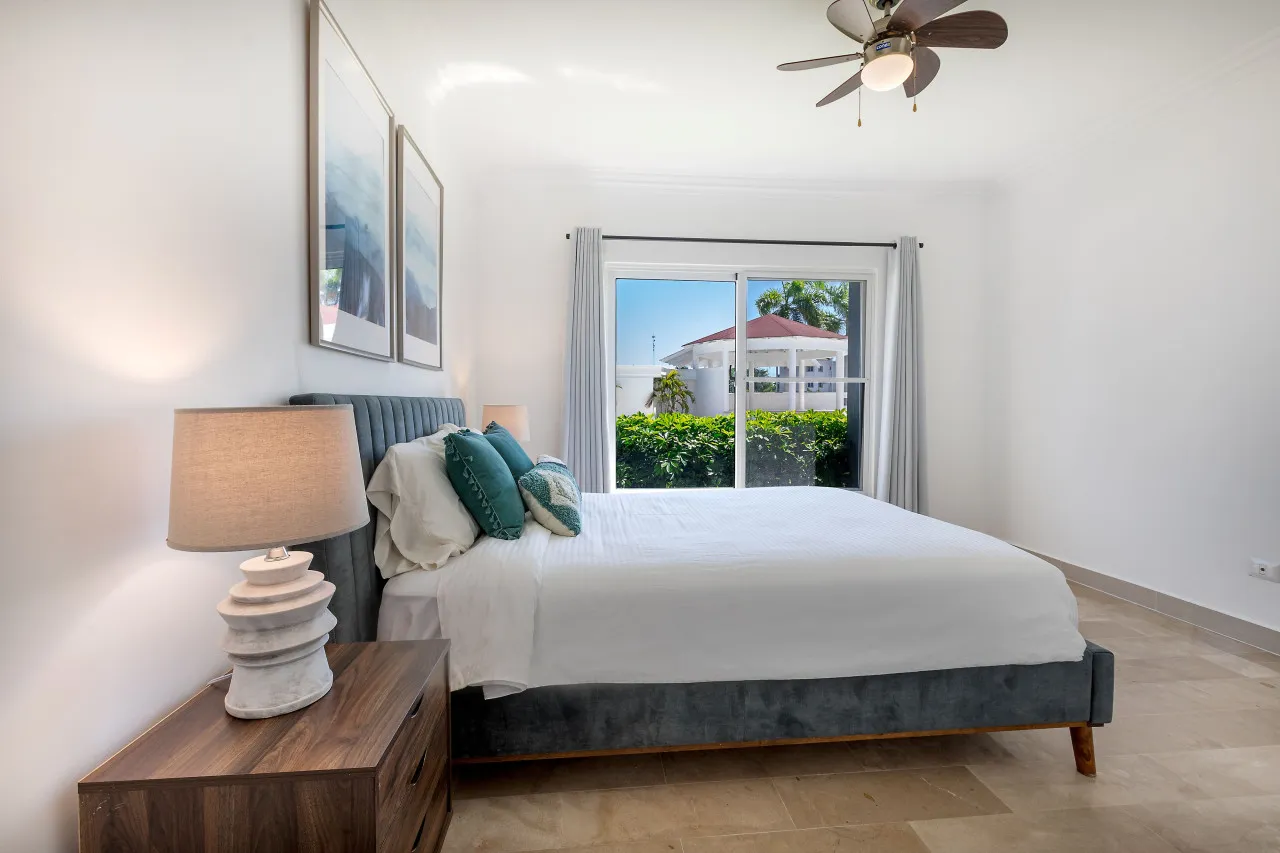 Live just steps from the beach in Bávaro! For Sale: Modern apartments with pool view at White Sands