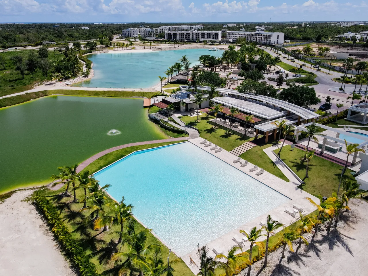 Furnished 2-bedroom apartment in Vistacana. Includes terrace, jacuzzi, and access to an artificial beach. Ideal investment opportunity in Punta Cana! photo 1