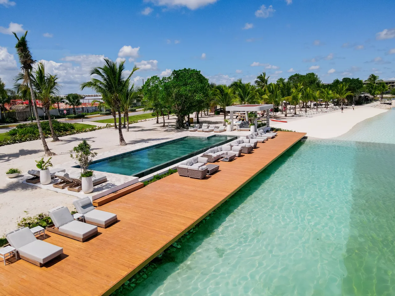Furnished 2-bedroom apartment in Vistacana. Includes terrace, jacuzzi, and access to an artificial beach. Ideal investment opportunity in Punta Cana! photo 2