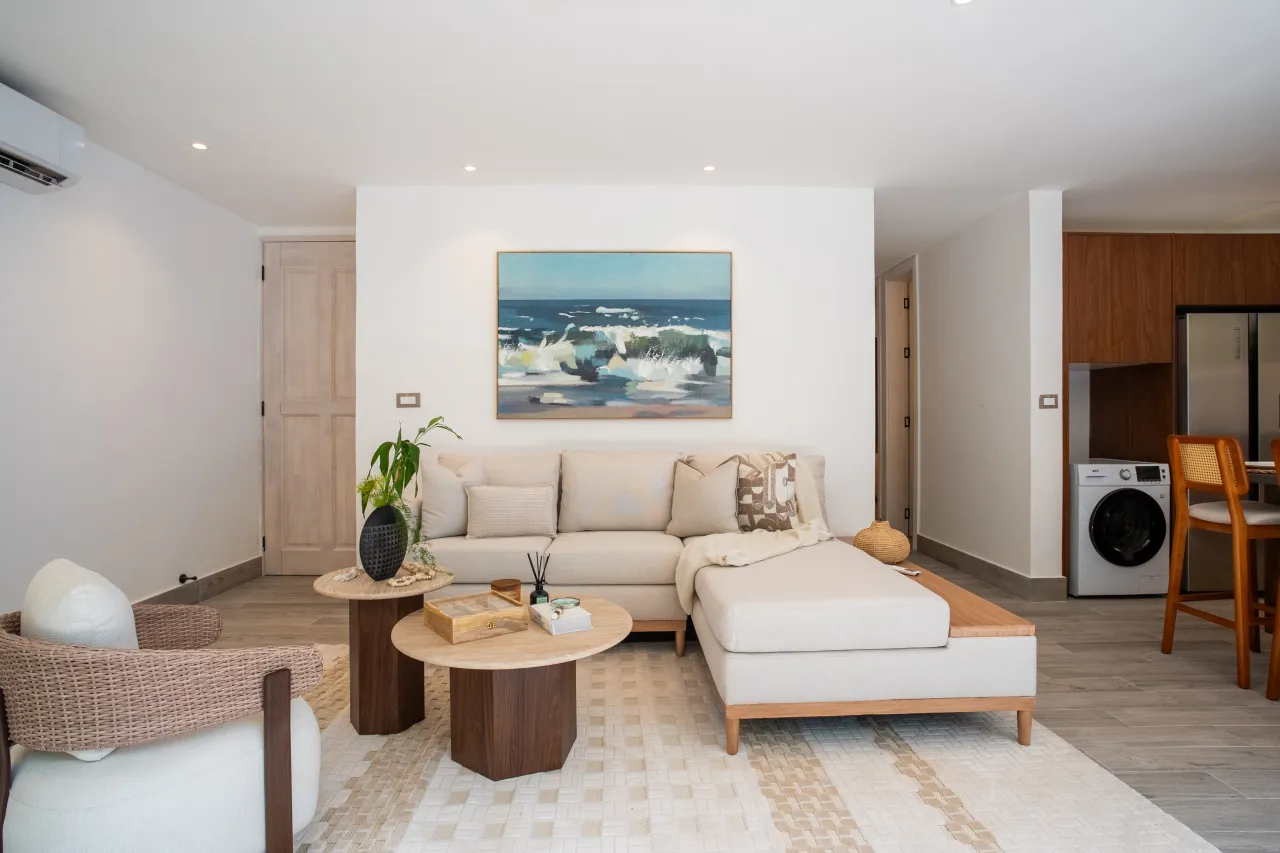 Furnished 2-bedroom apartment in Vistacana. Includes terrace, jacuzzi, and access to an artificial beach. Ideal investment opportunity in Punta Cana!