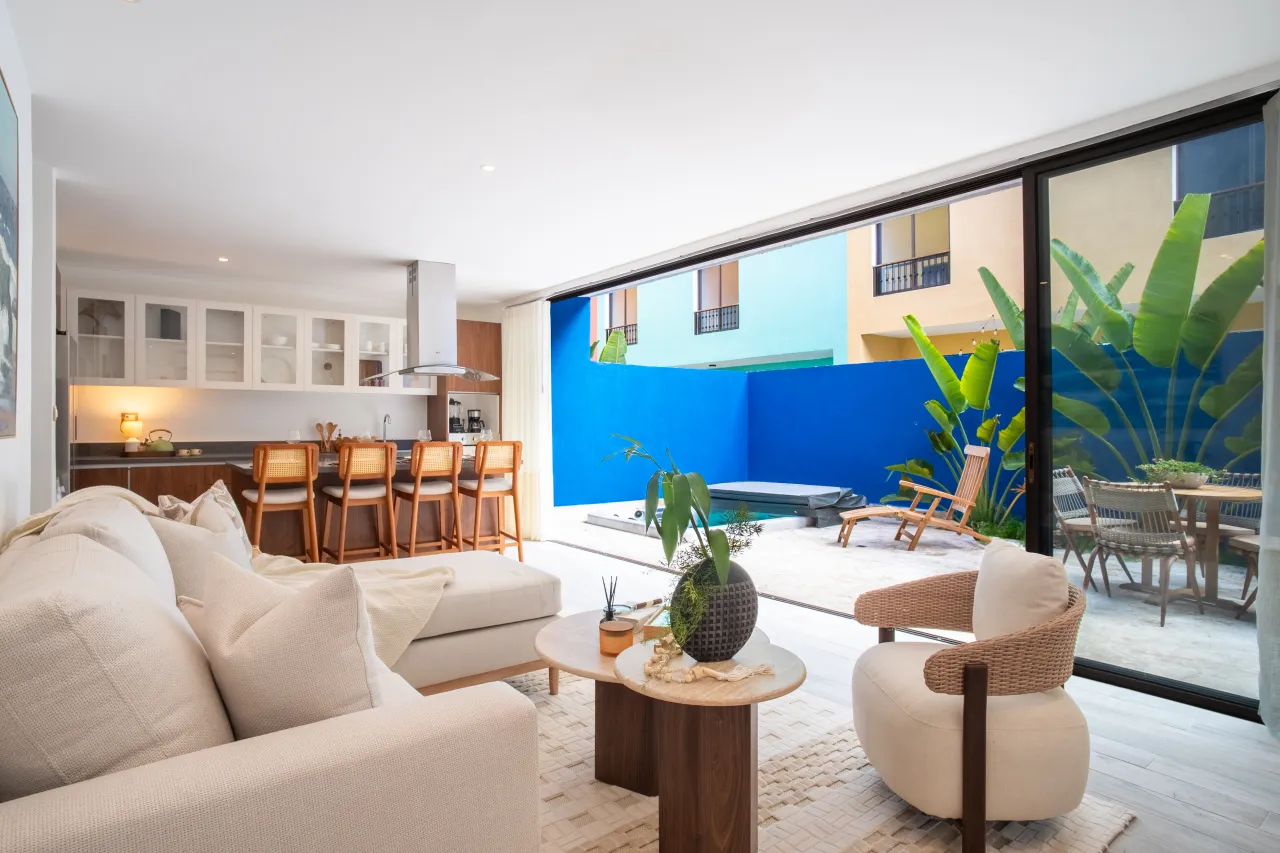 Furnished 2-bedroom apartment in Vistacana. Includes terrace, jacuzzi, and access to an artificial beach. Ideal investment opportunity in Punta Cana!