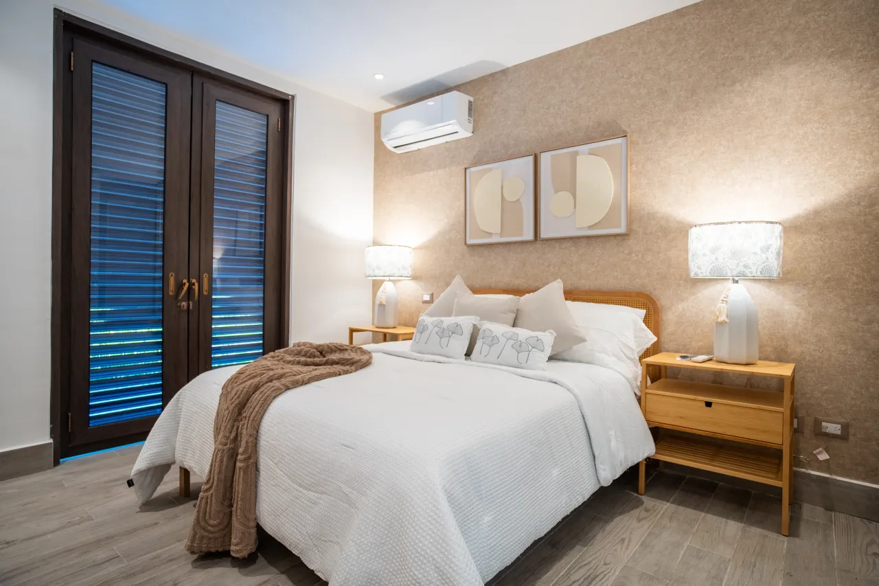 Furnished 2-bedroom apartment in Vistacana. Includes terrace, jacuzzi, and access to an artificial beach. Ideal investment opportunity in Punta Cana!
