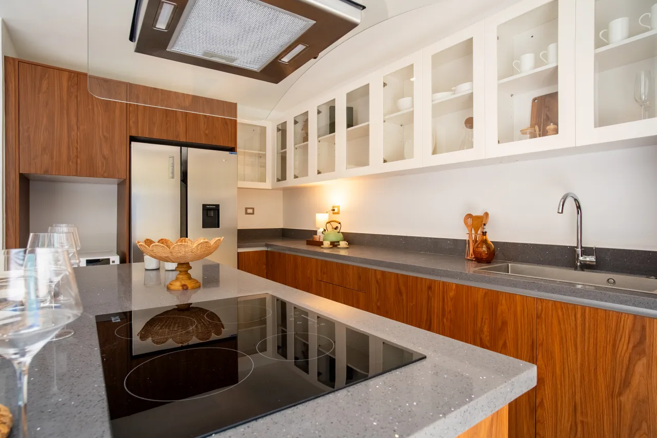 Furnished 2-bedroom apartment in Vistacana. Includes terrace, jacuzzi, and access to an artificial beach. Ideal investment opportunity in Punta Cana!