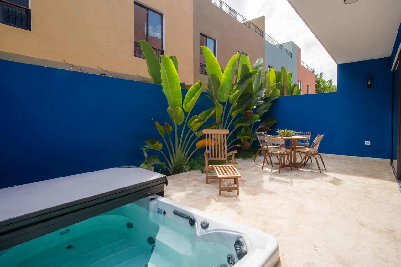 Furnished 2-bedroom apartment in Vistacana. Includes terrace, jacuzzi, and access to an artificial beach. Ideal investment opportunity in Punta Cana!