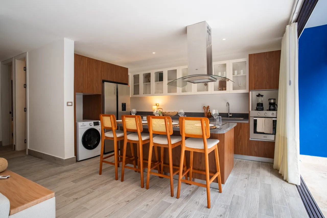 Furnished 2-bedroom apartment in Vistacana. Includes terrace, jacuzzi, and access to an artificial beach. Ideal investment opportunity in Punta Cana!