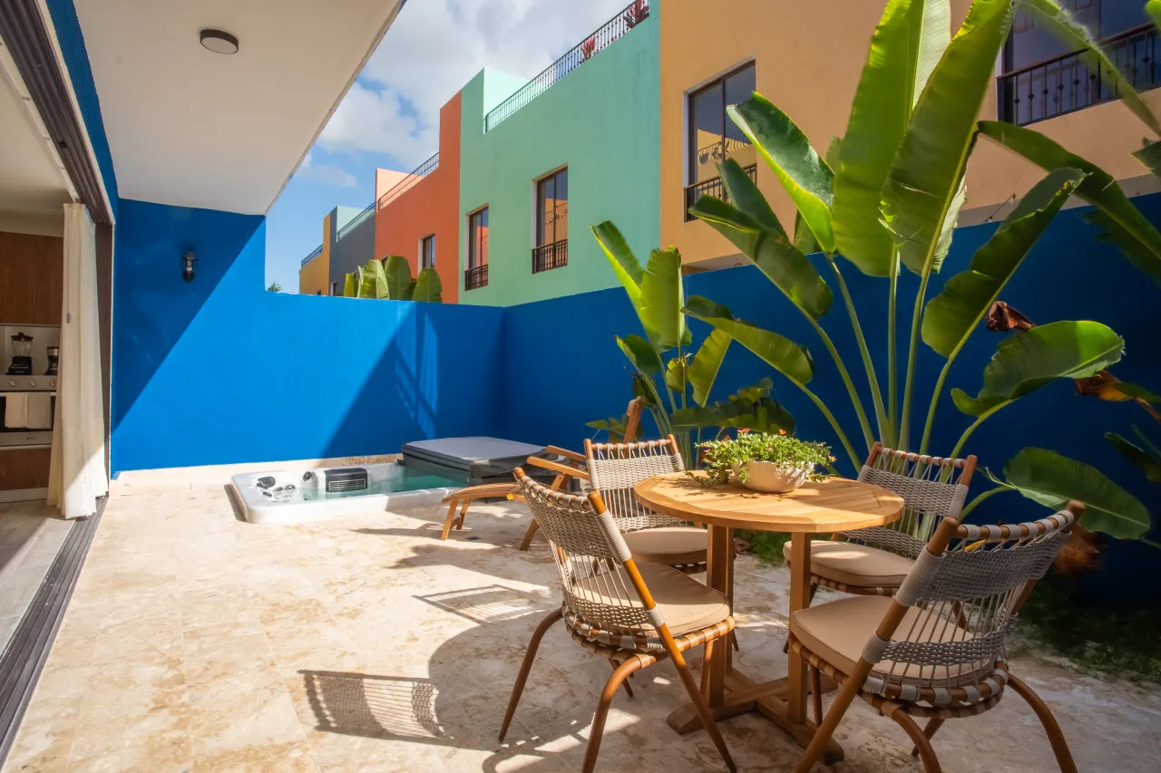 Furnished 2-bedroom apartment in Vistacana. Includes terrace, jacuzzi, and access to an artificial beach. Ideal investment opportunity in Punta Cana!