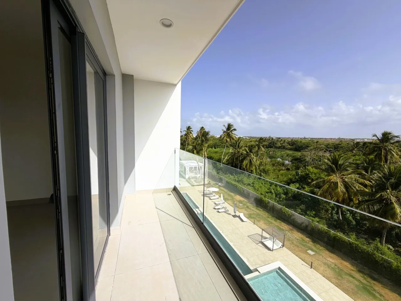 Penthouse de 3 habitaciones en El Cortecito, Bávaro. Con Rooftop y jacuzzi, amueblado ,ley CONFOTUR. A 12 min de la playa
