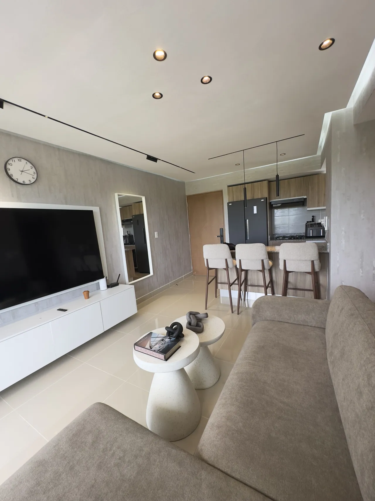 🏝 Furnished 1-Bedroom Apartment for Rent – Epic Residences photo 3