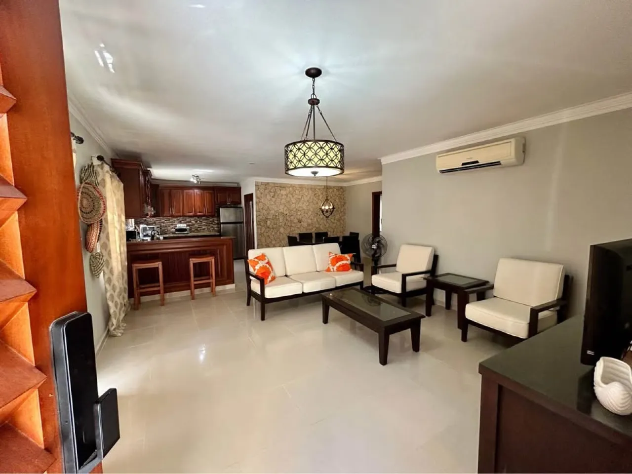 Hermoso y espacioso condominio de 2 dormitorios y 2 baños a poca distancia de la playa. photo 3