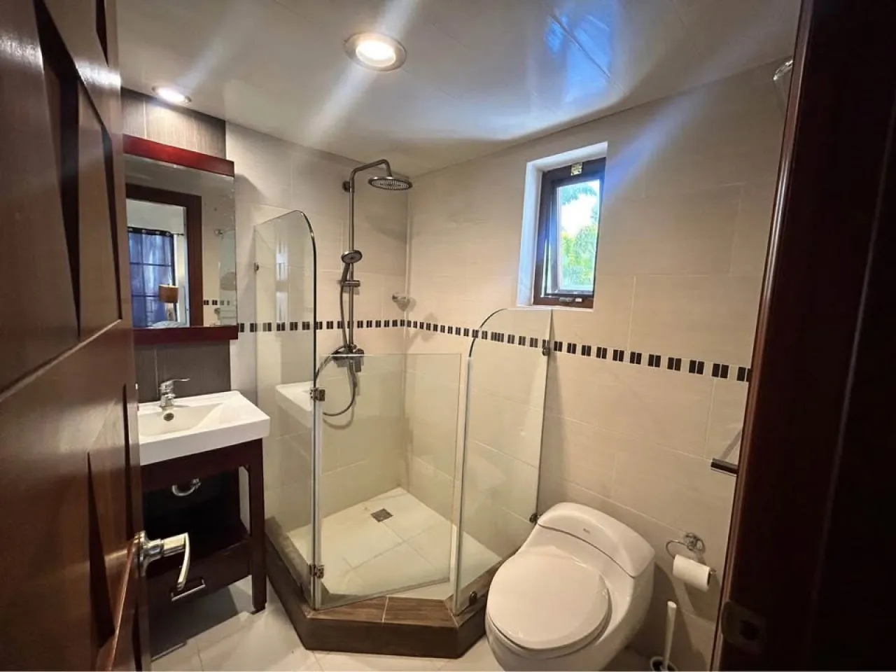 Beautiful and spacious 2 bedroom/2 bathroom condo within walking distance to the beach