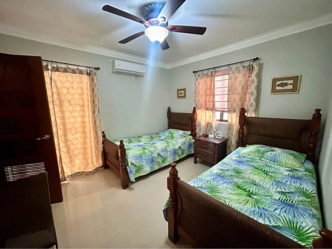 Beautiful and spacious 2 bedroom/2 bathroom condo within walking distance to the beach