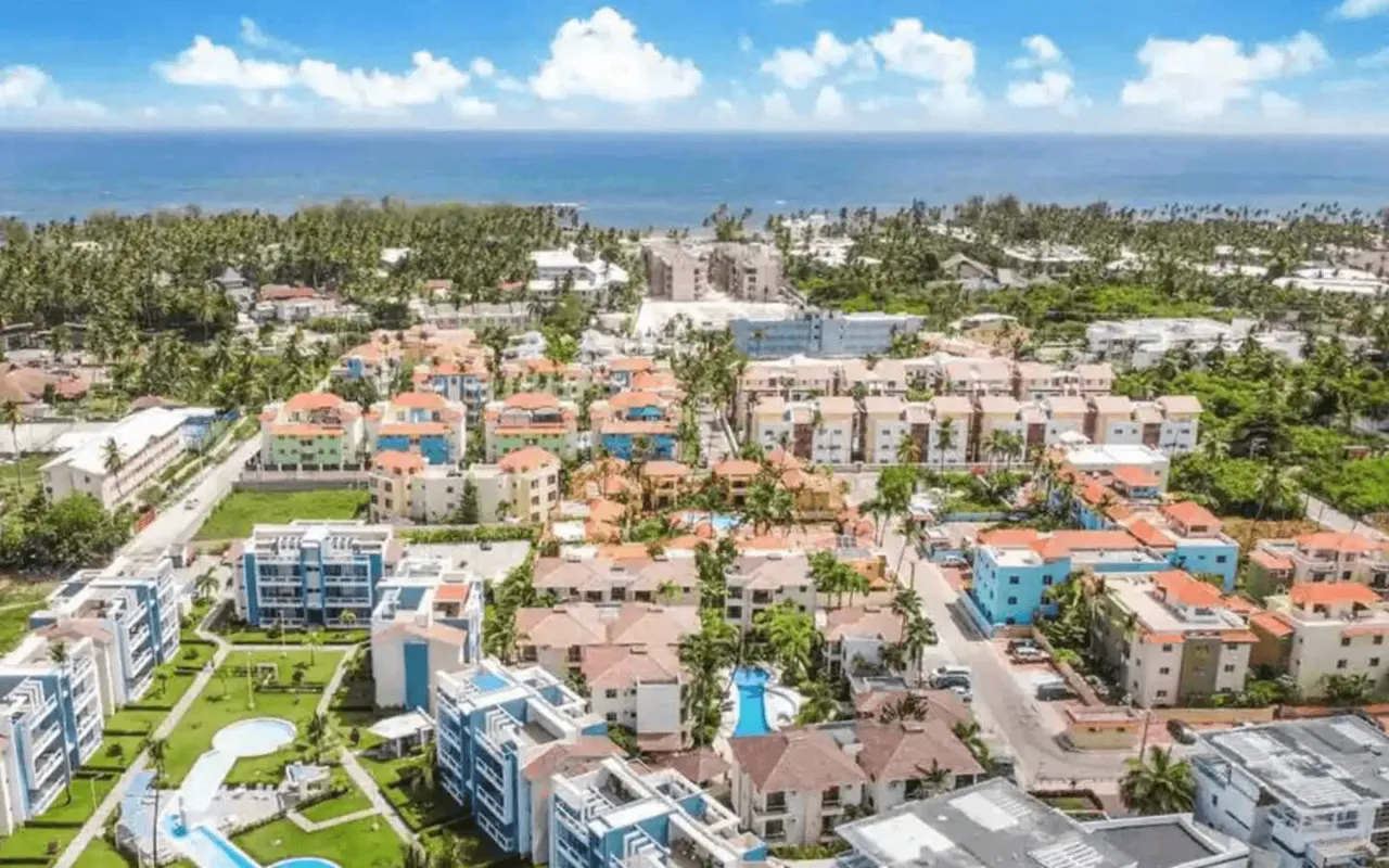 Beautiful and spacious 2 bedroom/2 bathroom condo within walking distance to the beach