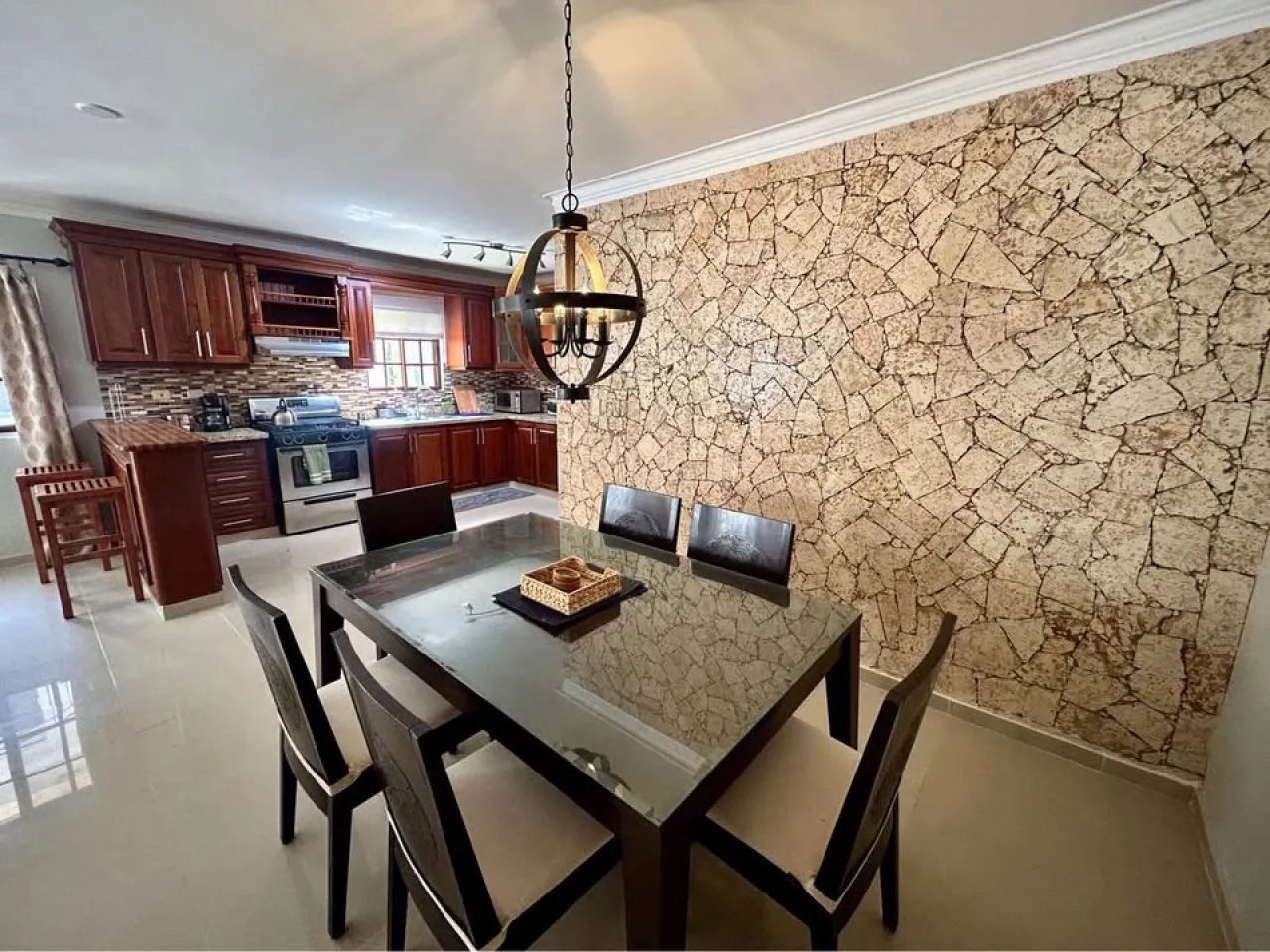 Hermoso y espacioso condominio de 2 dormitorios y 2 baños a poca distancia de la playa. photo 4
