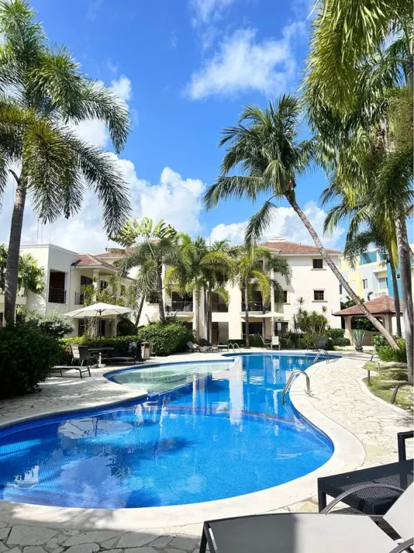 Hermoso y espacioso condominio de 2 dormitorios y 2 baños a poca distancia de la playa.