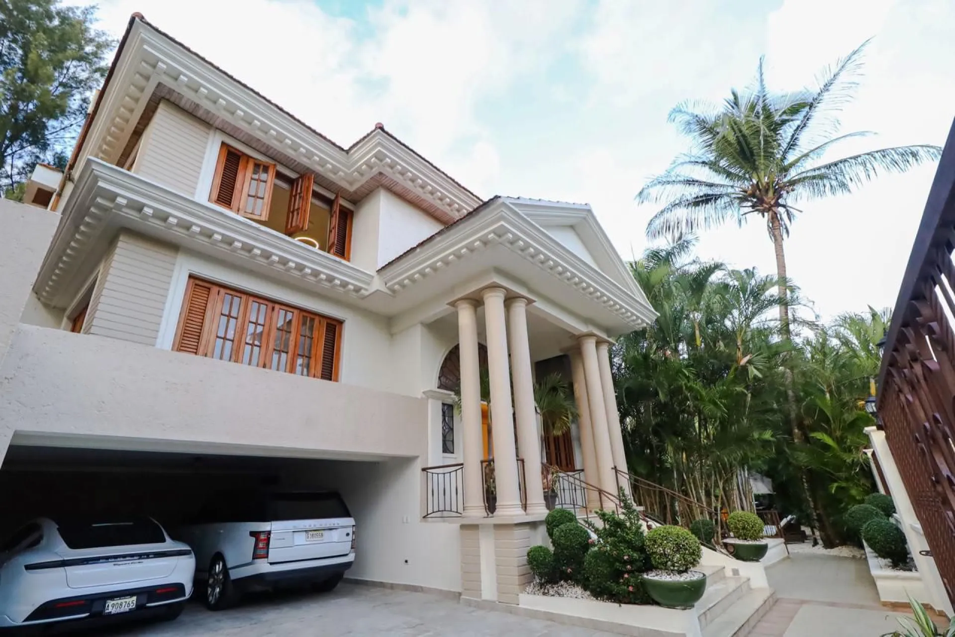 Exclusive 3-bedroom house in Arroyo Hondo image 1