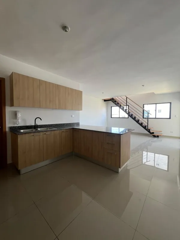 Santo Domingo Este, I am selling a 2-level penthouse, 4th floor.