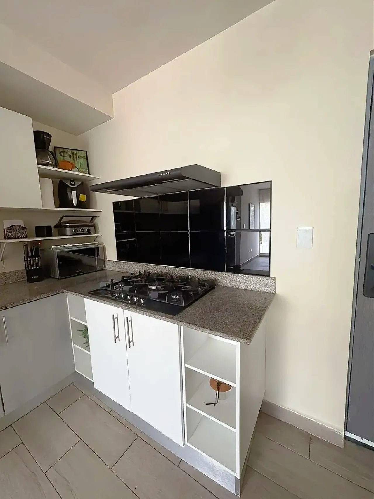 Fully furnished apartment image 7