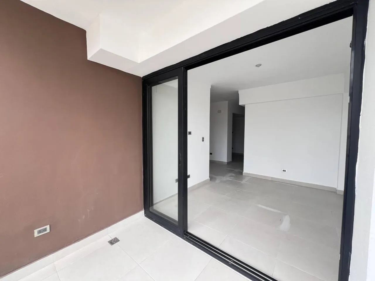 Brand new 1 bedroom plus studio apartment for rent in Evaristo Morales photo 2