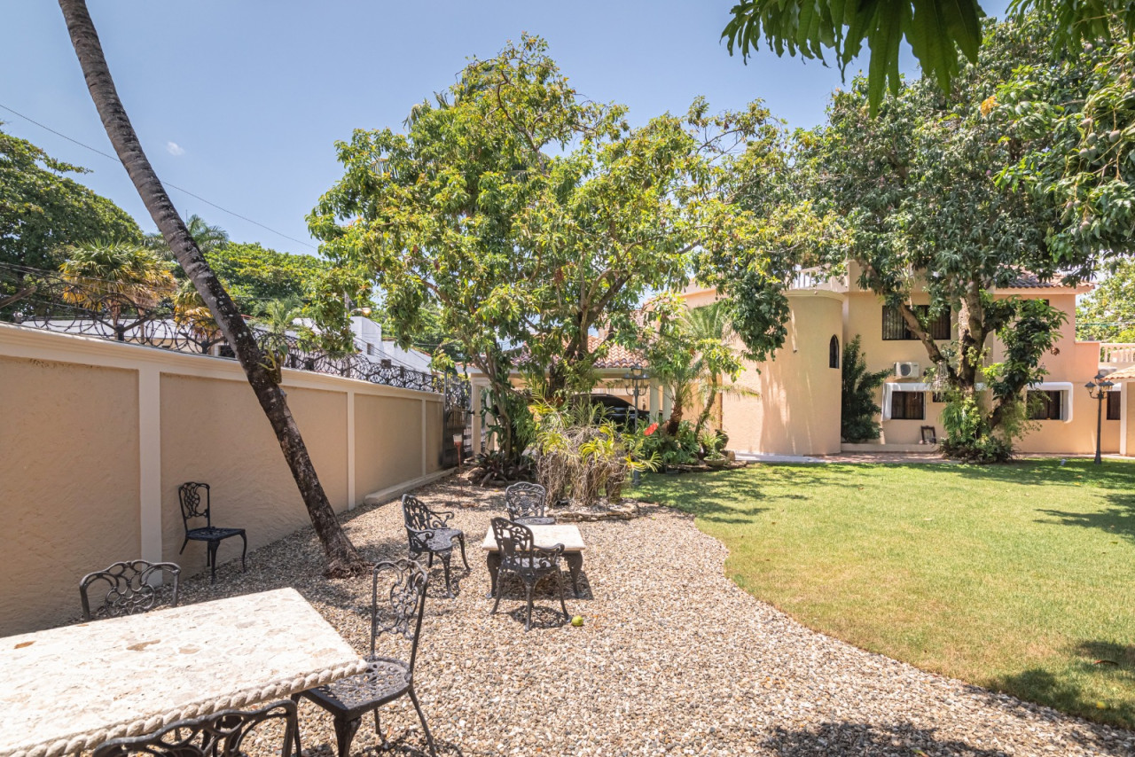 Luxury 2-level house, furnished and with a large patio in a privileged area of Puerto Plata