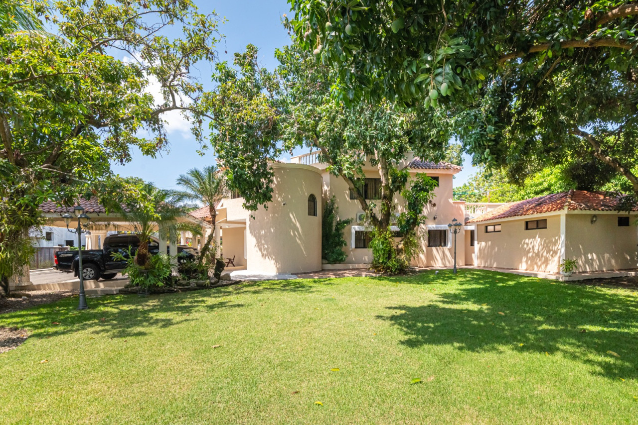 Luxury 2-level house, furnished and with a large patio in a privileged area of Puerto Plata