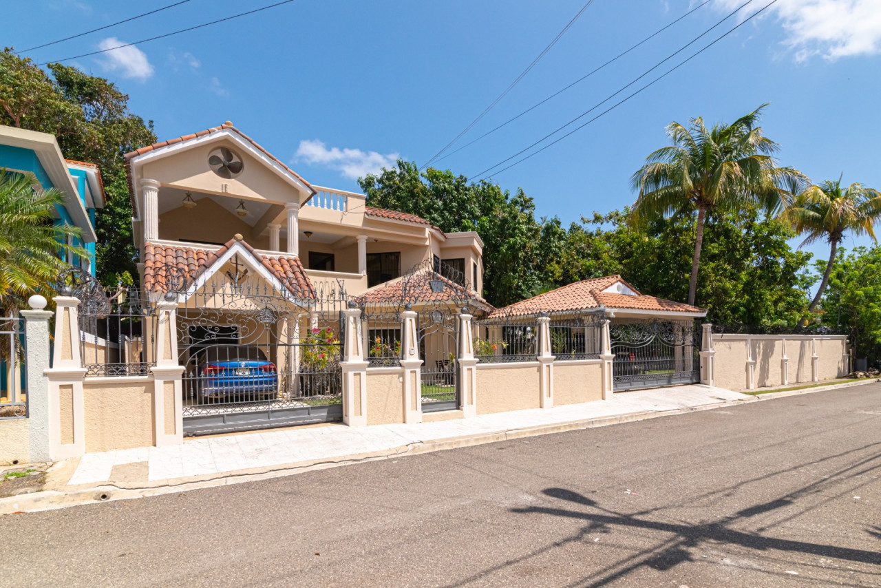 Luxury 2-level house, furnished and with a large patio in a privileged area of Puerto Plata