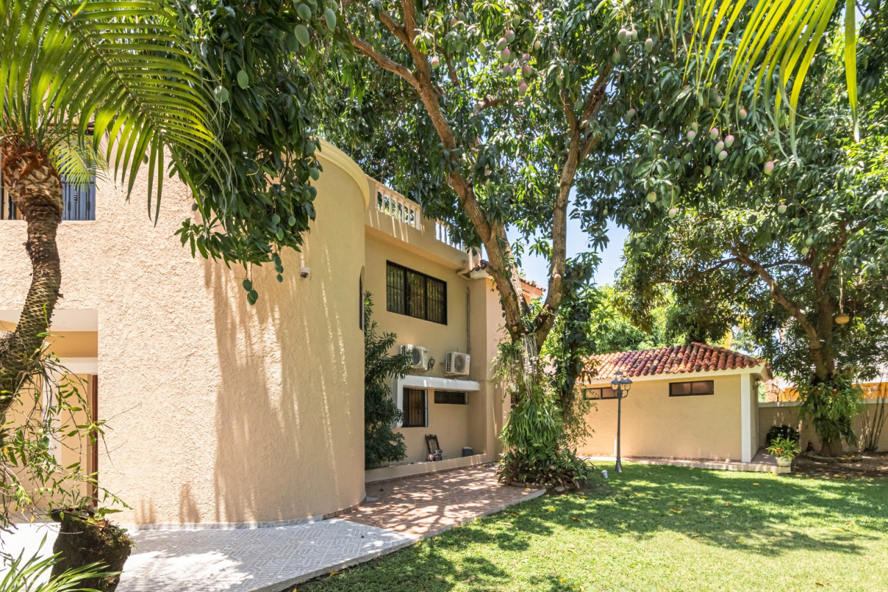 Luxury 2-level house, furnished and with a large patio in a privileged area of Puerto Plata