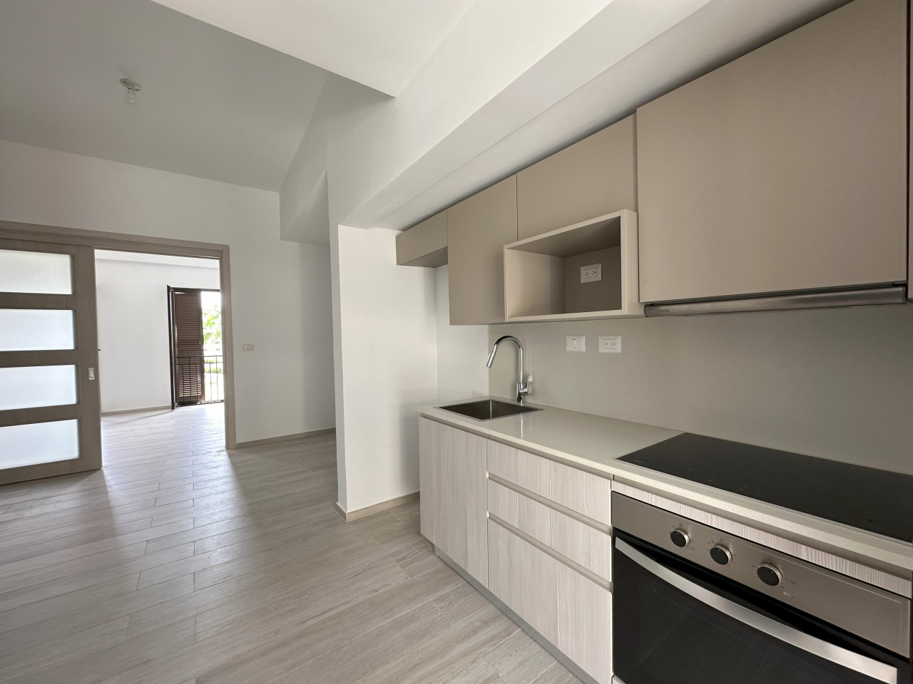 Elegante apartamento de un dormitorio con piscina en la azotea en el corazón de Bávaro – $210,000