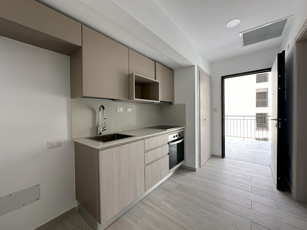Elegante apartamento de un dormitorio con piscina en la azotea en el corazón de Bávaro – $210,000