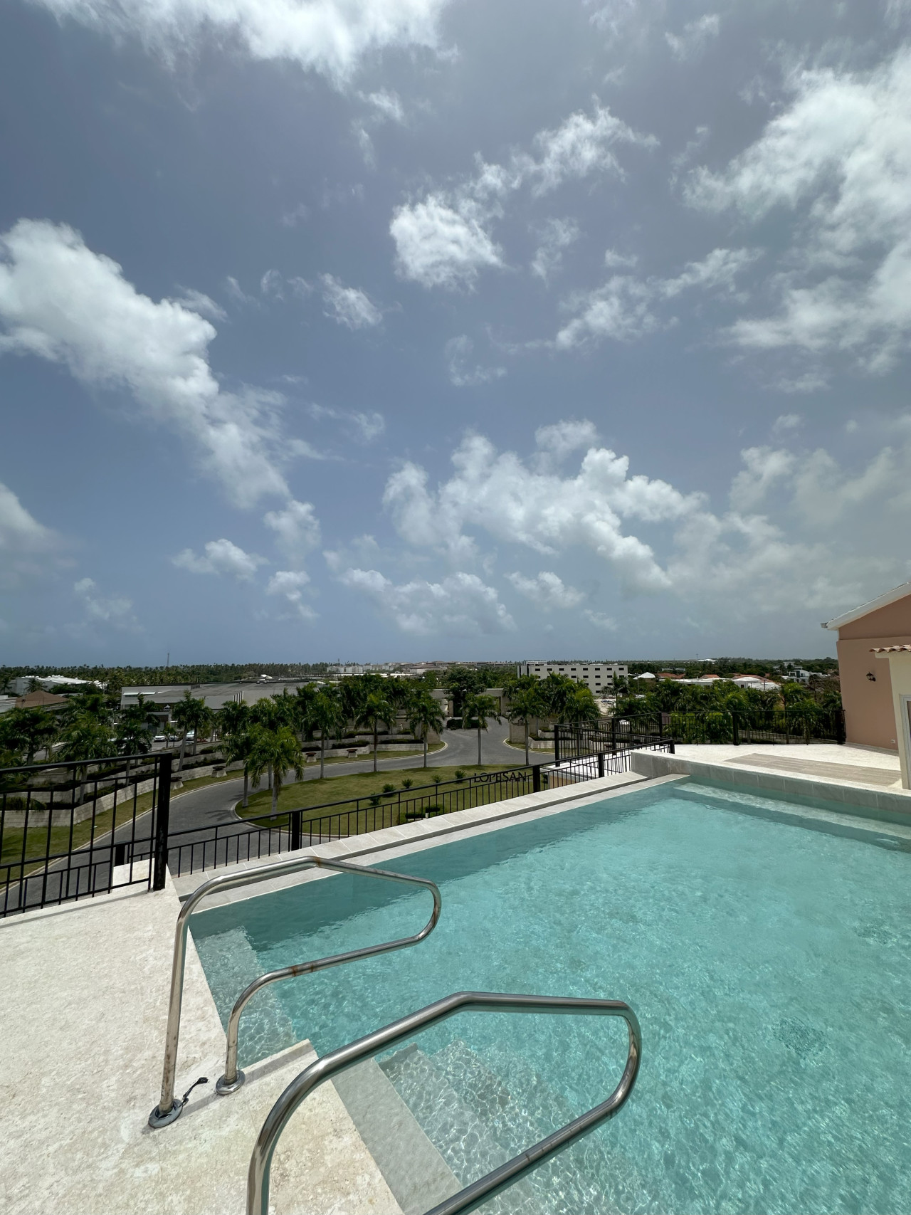 Elegante apartamento de un dormitorio con piscina en la azotea en el corazón de Bávaro – $210,000