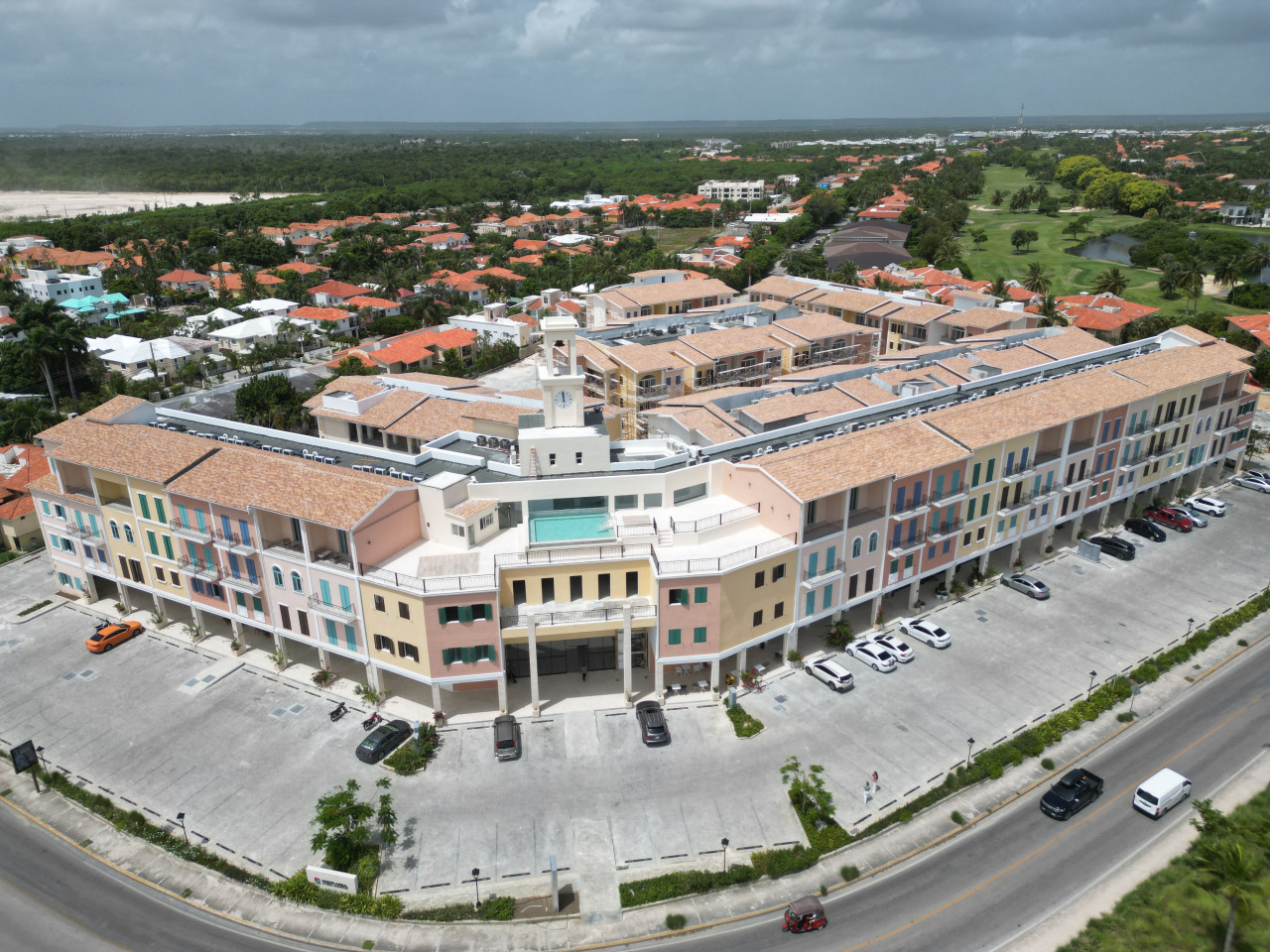 Elegante apartamento de un dormitorio con piscina en la azotea en el corazón de Bávaro – $210,000