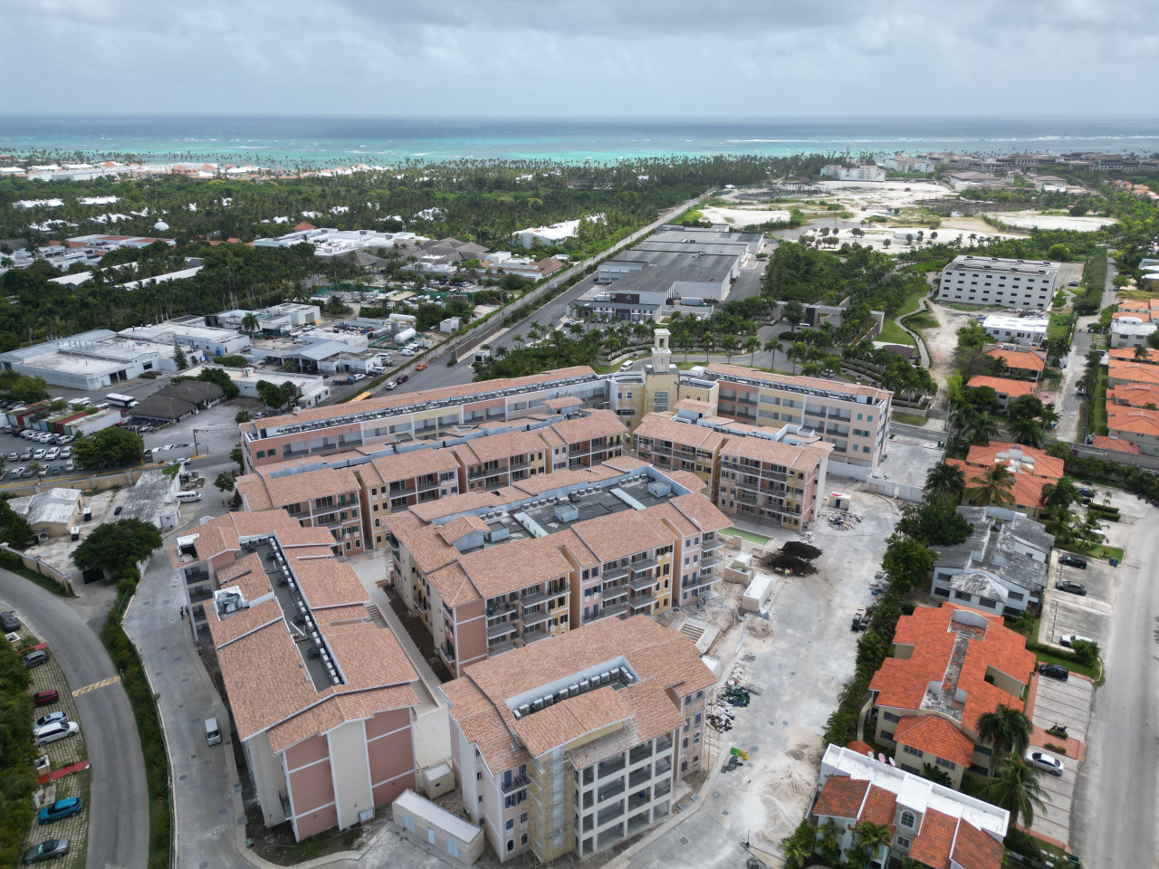 Elegante apartamento de un dormitorio con piscina en la azotea en el corazón de Bávaro – $210,000