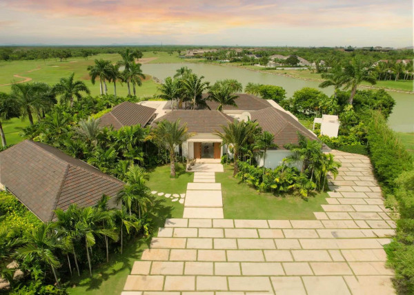 Exquisite 5-Bedroom Villa Overlooking the Golf Course in Casa de Campo
