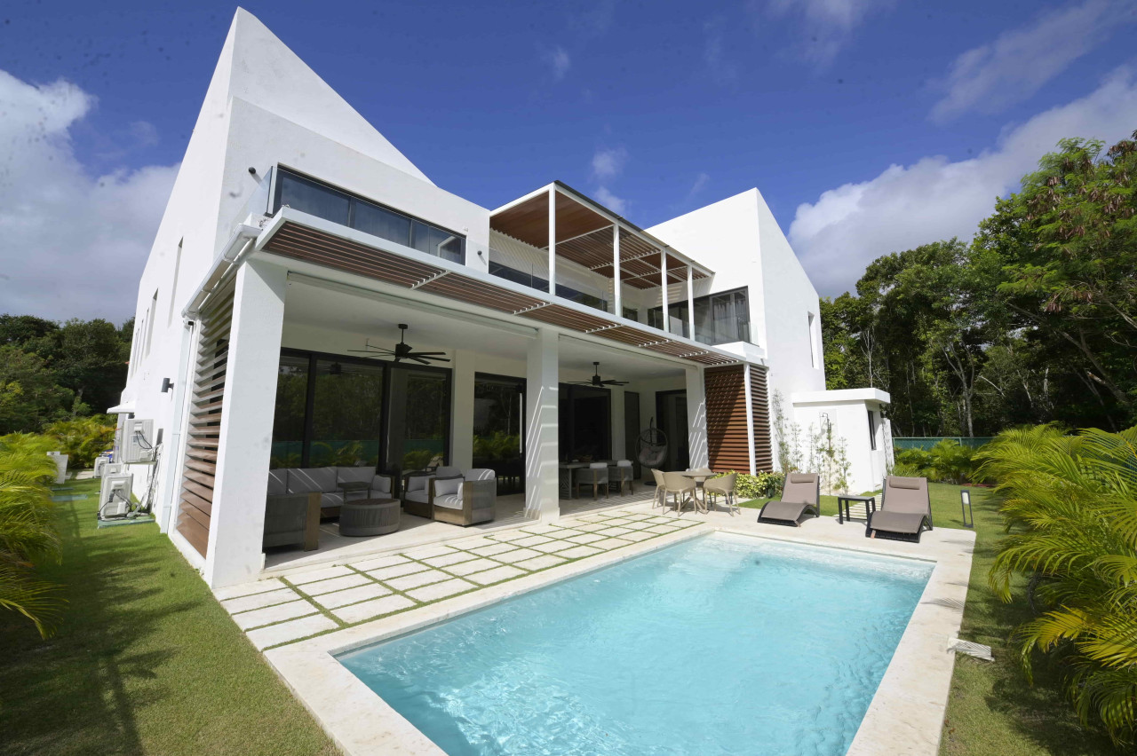 Luxurious 5-Bedroom Villa With Pool And Terrace In Punta Cana Village