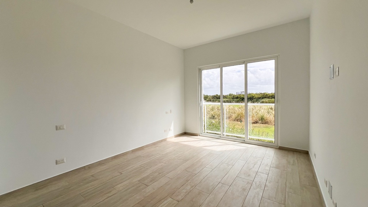 Large finished apartment near the ocean