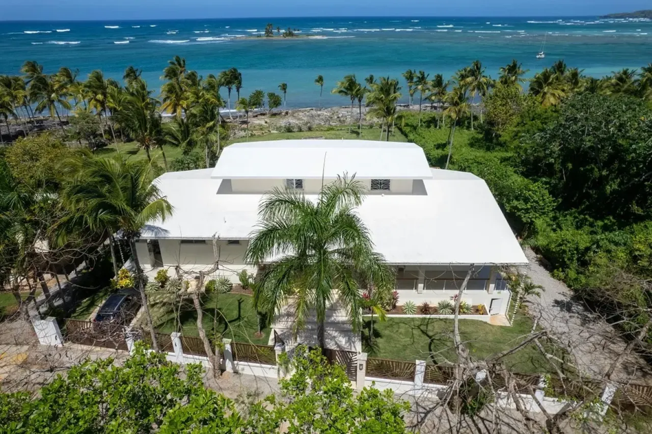 Magnificent beachfront villa photo 1