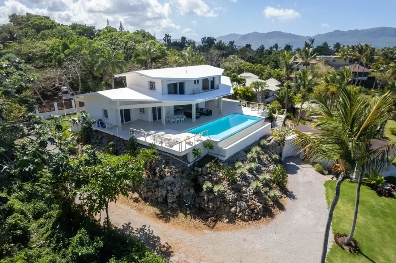 Magnificent beachfront villa photo 2